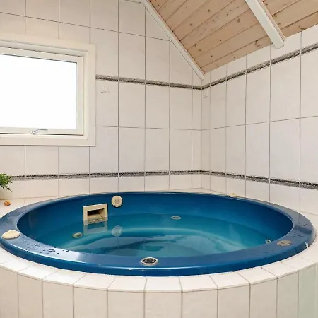 Holiday home Three-bedroom Holiday In 18